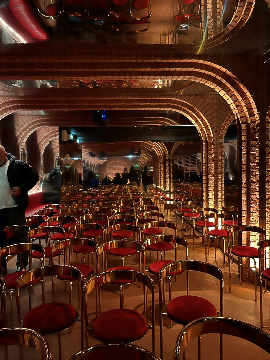 CstianeC's tweet image. كَمسرحٍ فارغٍ
تمضي الثواني…
لا الكراسي تمتلئ 
ولا التصفيق يُوقظ الصمت

أسرارٌ يتهامسون
يتنادرون
يتغامزون…

والستارة ما زالت مُسدلة…
تنتظر صدقًا
خجلًا أمام العيون

#KC