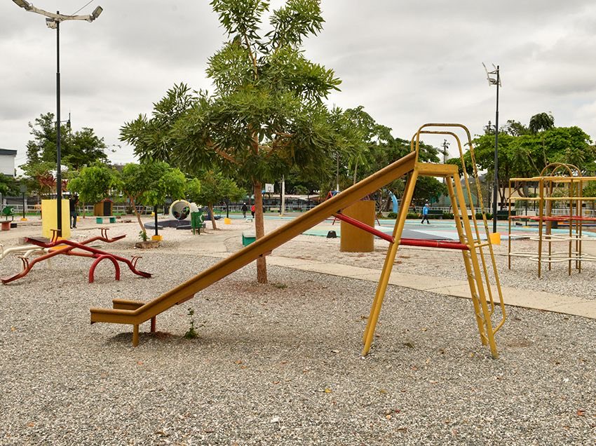 El Parque Clemente Yerovi, en la ciudadela Kennedy, se transforma con una renovación integral que convertirá este espacio en un lugar moderno, seguro y sostenible. Se reconstruirán las pistas de trote y ciclismo, las canchas deportivas, las áreas de juegos y zonas verdes,