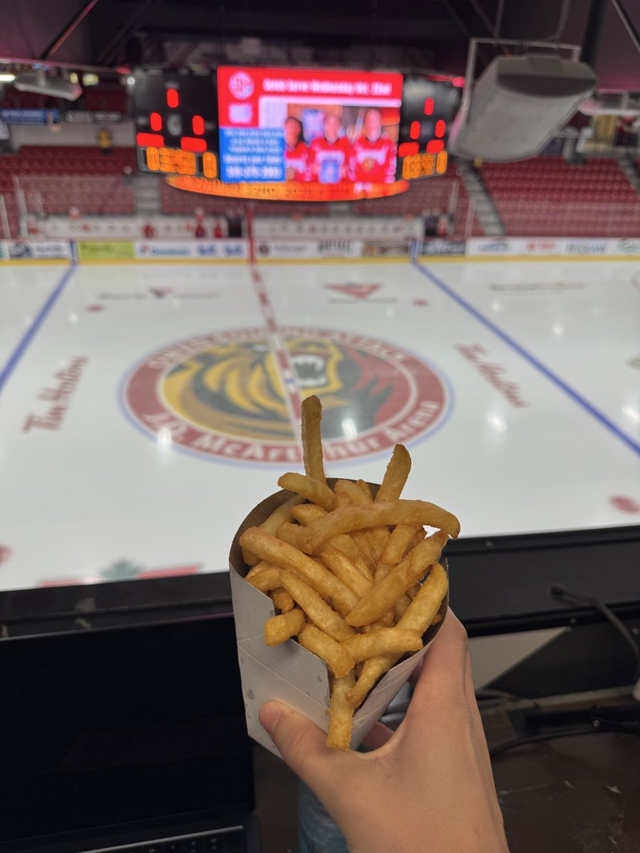 I’ve heard these fries are the best in the OHL, so for my first trip to Owen Sound I knew I had to try them. 

I can confirm, they live up to the reputation.

Storm and Attack on CJOY at 6:50: globalnews.ca/radio/cjoy/pla…