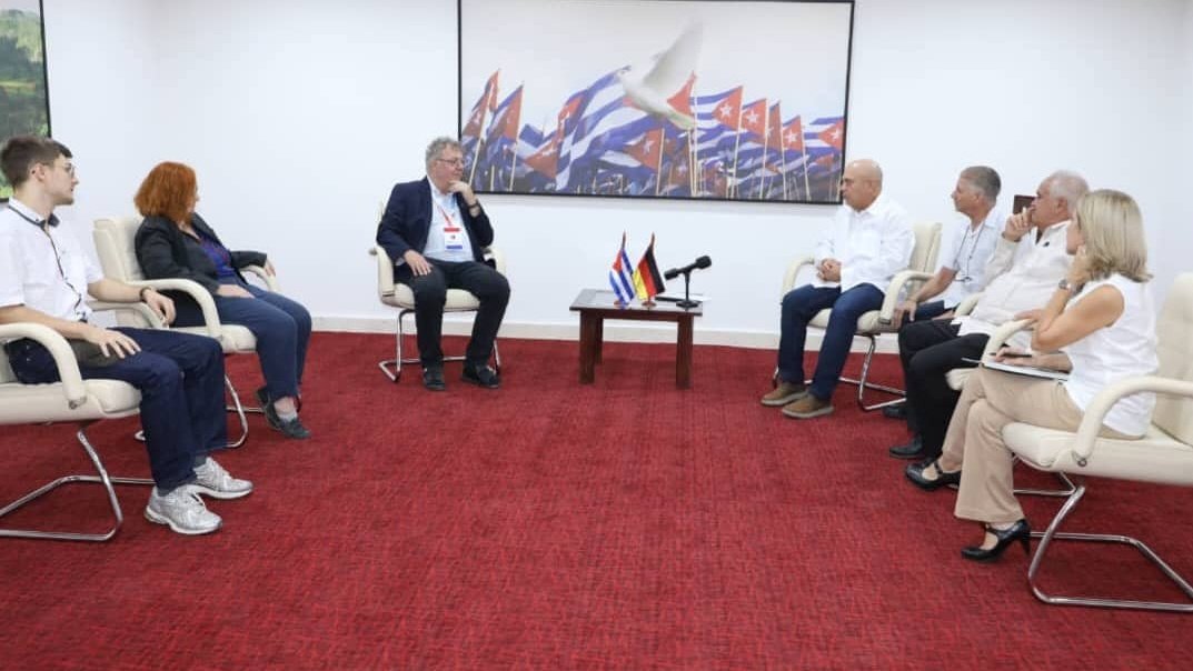 Recibí a Patrik Köbele, presidente del Partido Comunista Alemán (DKP), agradecí solidaridad con el <a href="/PartidoPCC/">Partido Comunista de Cuba</a>, el pueblo cubano y la Revolución. Coincidimos en la importancia de implementar el Acuerdo de Intercambio y Cooperación para diversificar las relaciones interpartidistas