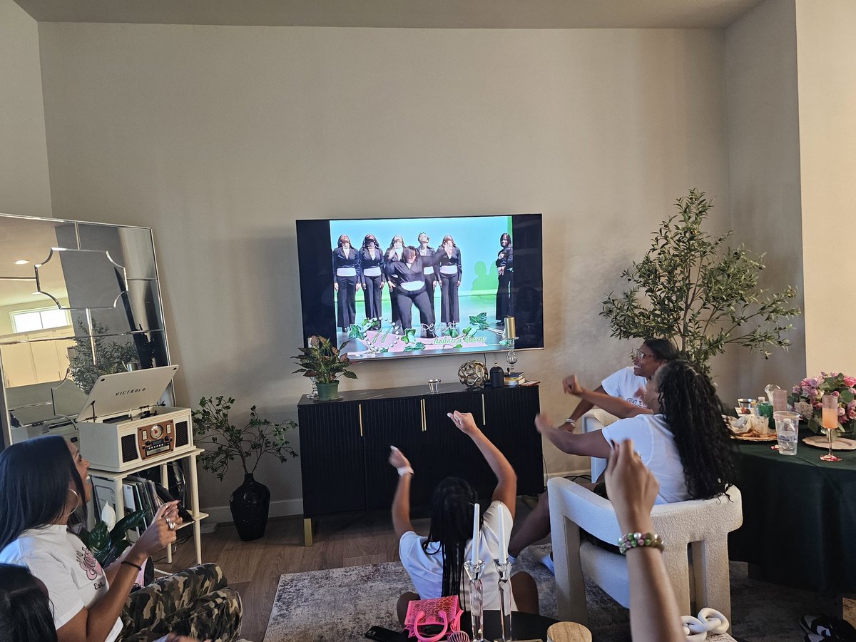 SayitSavoy's tweet image. The way they hype me up 20 years later.... a laughing crying good time! Grateful to have unofficially curated our 20th Homecoming Akaversary weekend experience! #27elementsofenvy #stillenvied20yearslater #fall05 #ELam #UofH 💗💚