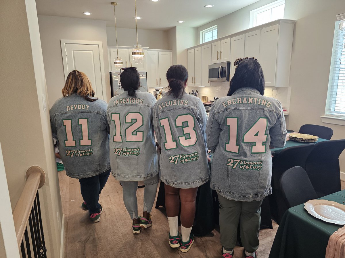 SayitSavoy's tweet image. The way they hype me up 20 years later.... a laughing crying good time! Grateful to have unofficially curated our 20th Homecoming Akaversary weekend experience! #27elementsofenvy #stillenvied20yearslater #fall05 #ELam #UofH 💗💚