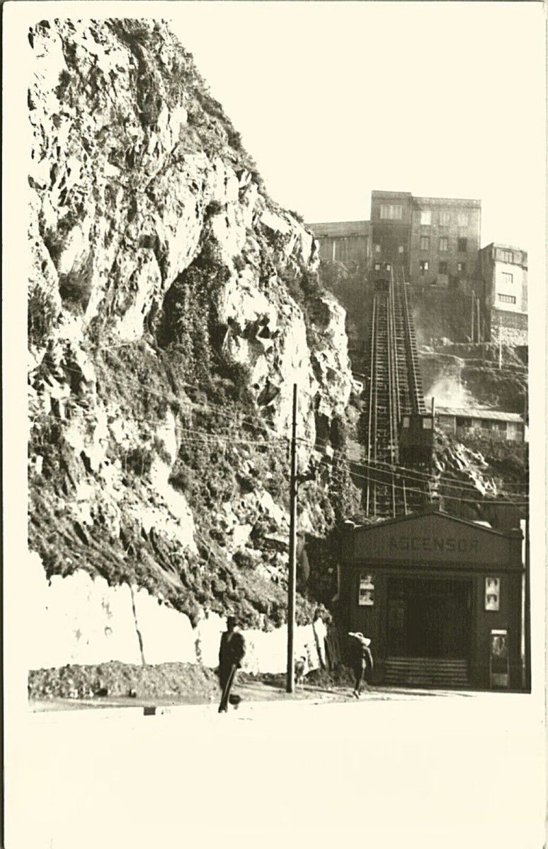 El ascensor Villaseca de Valparaíso, en la Quebrada de los Bueyes, hoy Taqueadero, límite de los cerros Villaseca y Artillería, fue inaugurado el 19 de octubre de 1913, dejó de funcionar el 2005.