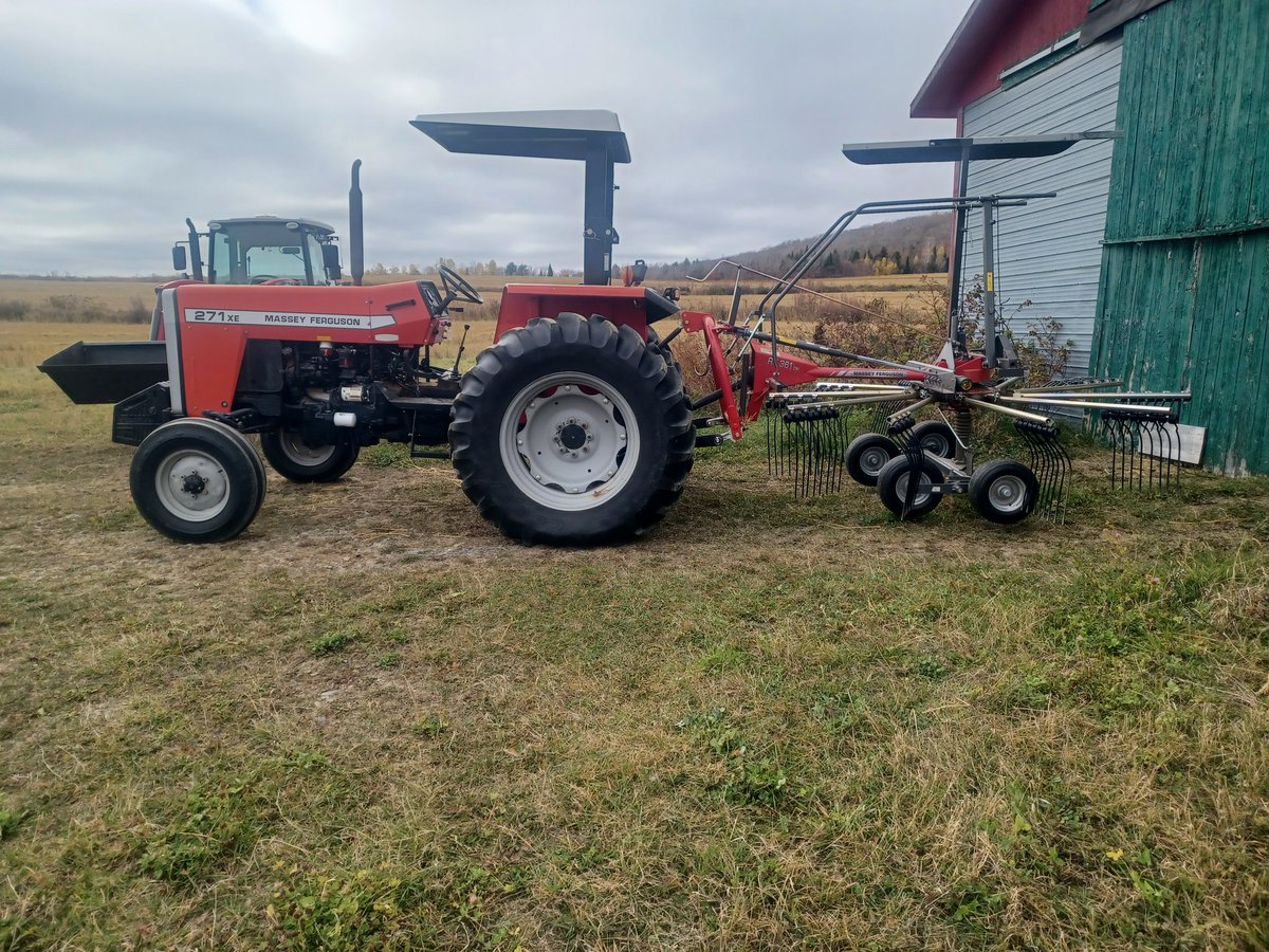 svhs1985's tweet photo. I was back raking straw today. I hope to make both square and round bales tomorrow. #NBAG https://t.co/8sYGZOinbk
