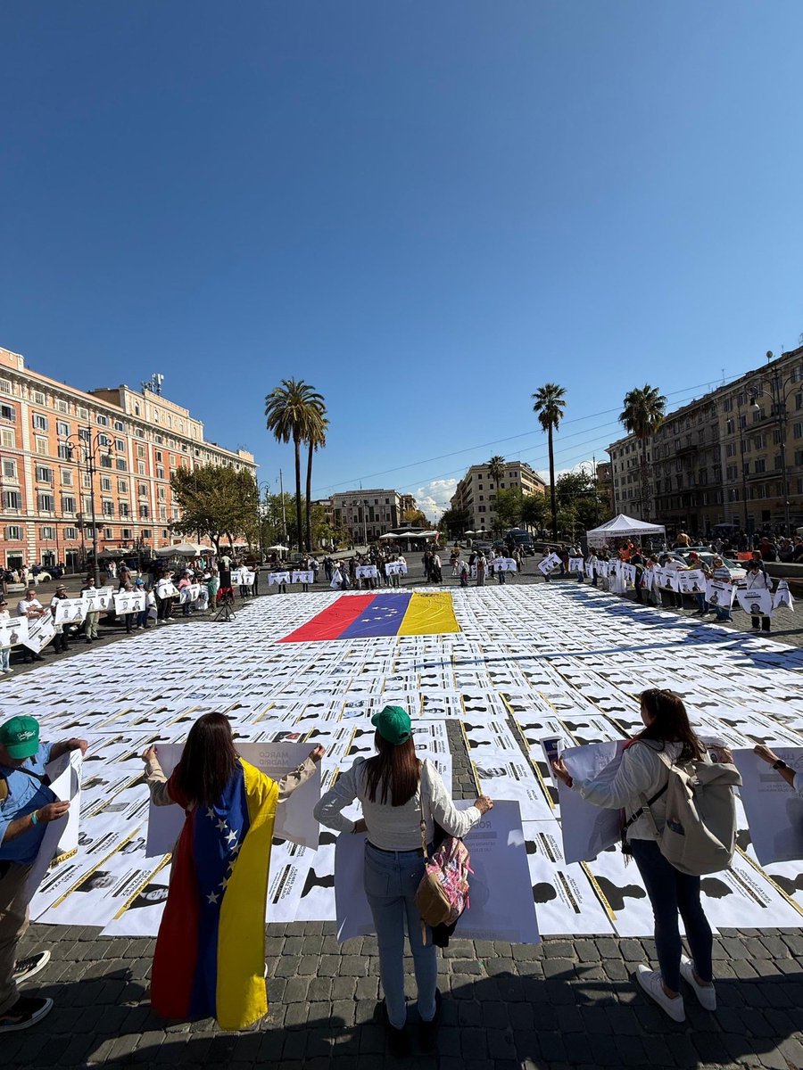 Cuando alguien diga que en Venezuela no hay presos políticos, muéstrame esta foto tomada en Roma con la fotografia de cada uno de ellos
