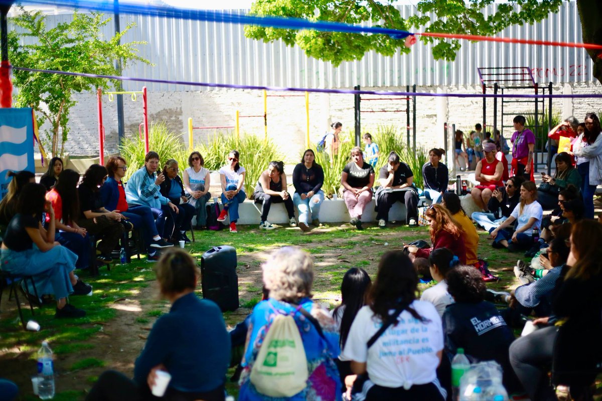 El ajuste de Milei ya no toca la puerta de los hogares argentinos: la tira abajo brutalmente. Las familias se endeudan con la tarjeta de crédito o con billeteras virtuales para compras básicas; salen a buscar más horas para laburar en un segundo o tercer trabajo y poder llegar a