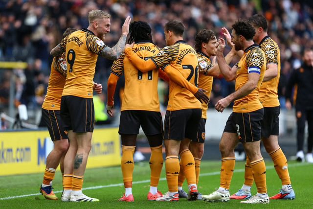 Back to back wins✅
Into the top half✅
Three points✅

Enjoy your weekend👏🏼 #HCAFC
