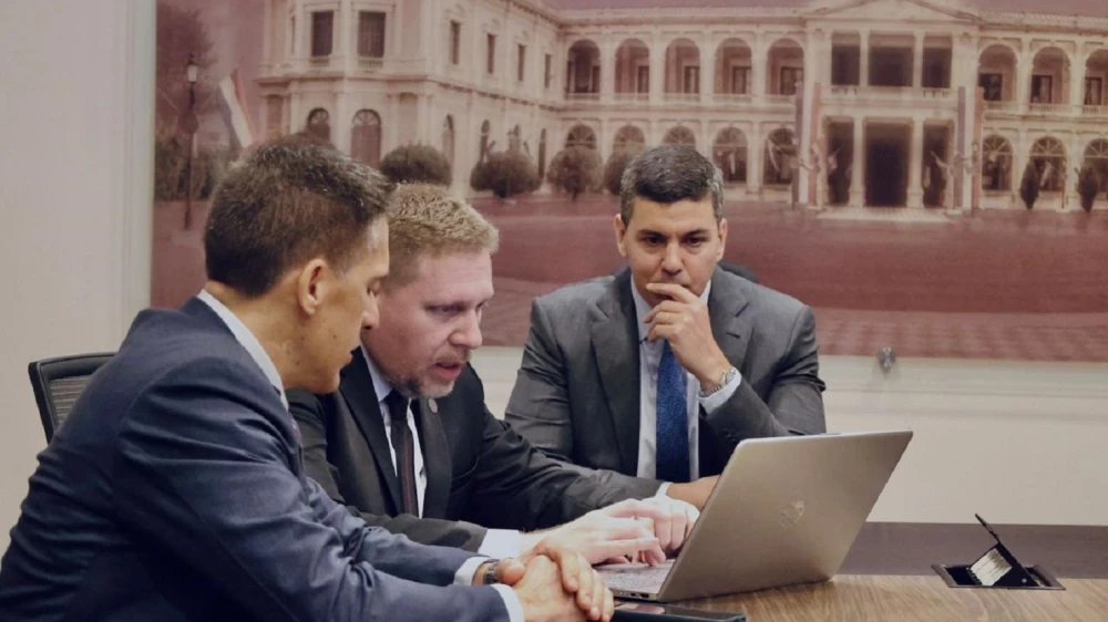 PETROPAR EN CRISIS ?
Las medidas populistas de bajar el precio del combustibles, acuerdos de compras que no se cumplen y tienen otra intencion ( LAFARJA, EVOLUTION GROUP y DOHA ) y un déficit de acumulados negativos de 400 mil millones de guaranies apeligran la estabilidad de la