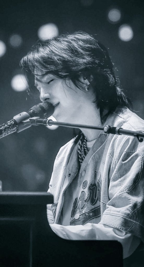 저는 항상 당신 목소리의 그 톤을 좋아했습니다.
항상 안전을 찾고 있는 당신의 당황스럽고 열망하는 눈빛
나는 분노도 증오도 악의도 없는 순수하고 천진난만한 영혼을 사랑했습니다.
내가 부탁하지 않아도 당신은 항상 내 곁에 있어주었어요.나는 당신의 존재와 형언할 수 없는 빛을 사랑했습니다.