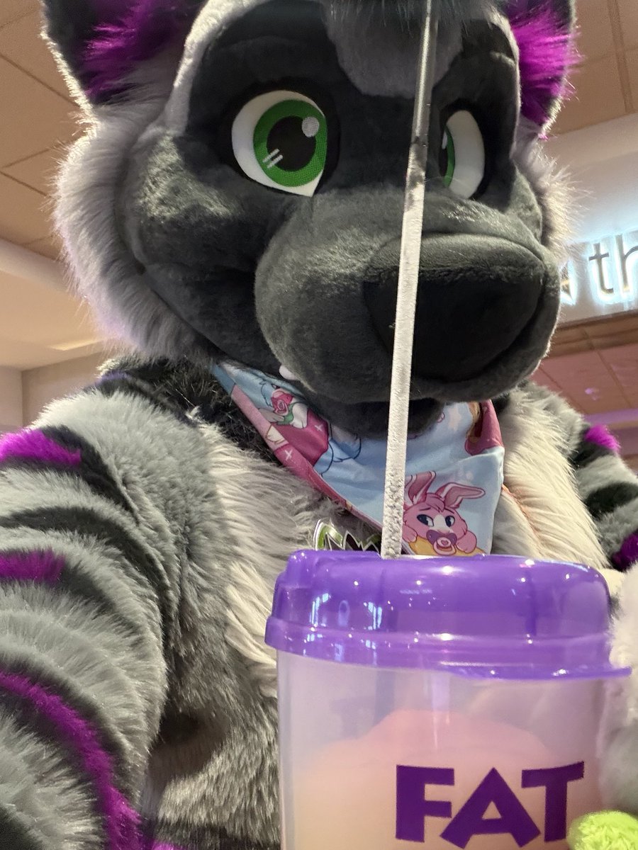 If you’re drinking at cons, don’t forget the giant straw! Also, don’t forget to stay hydrated!🍹