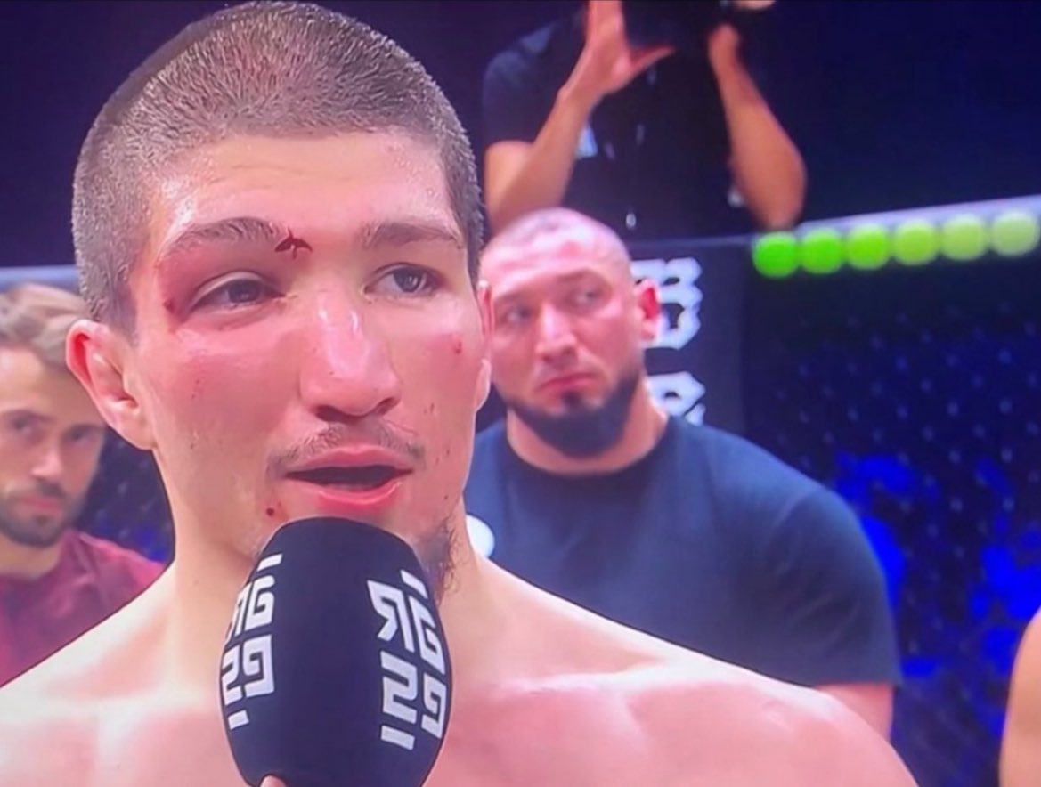 joohndooe78's tweet photo. Mdddr ils ont échanger leur yeux ou quoi Baki il ouvre grands les yeux et Zebo il ferme les yeux https://t.co/RBK0MynTgE