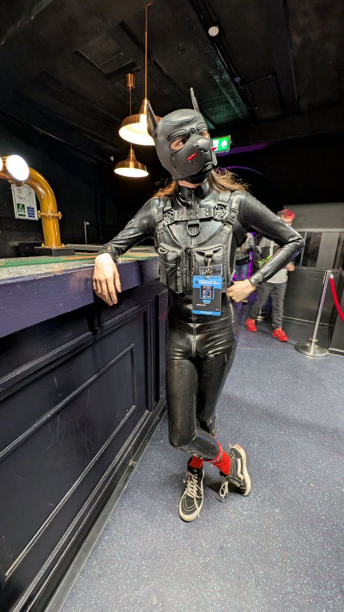 Just a shiny smol, waiting for a bowl of water at the bar~

Who wants to come keep me company 👀

📷: <a href="/rogue_pup/">Pup Rogue🐶Gooning 💫</a>