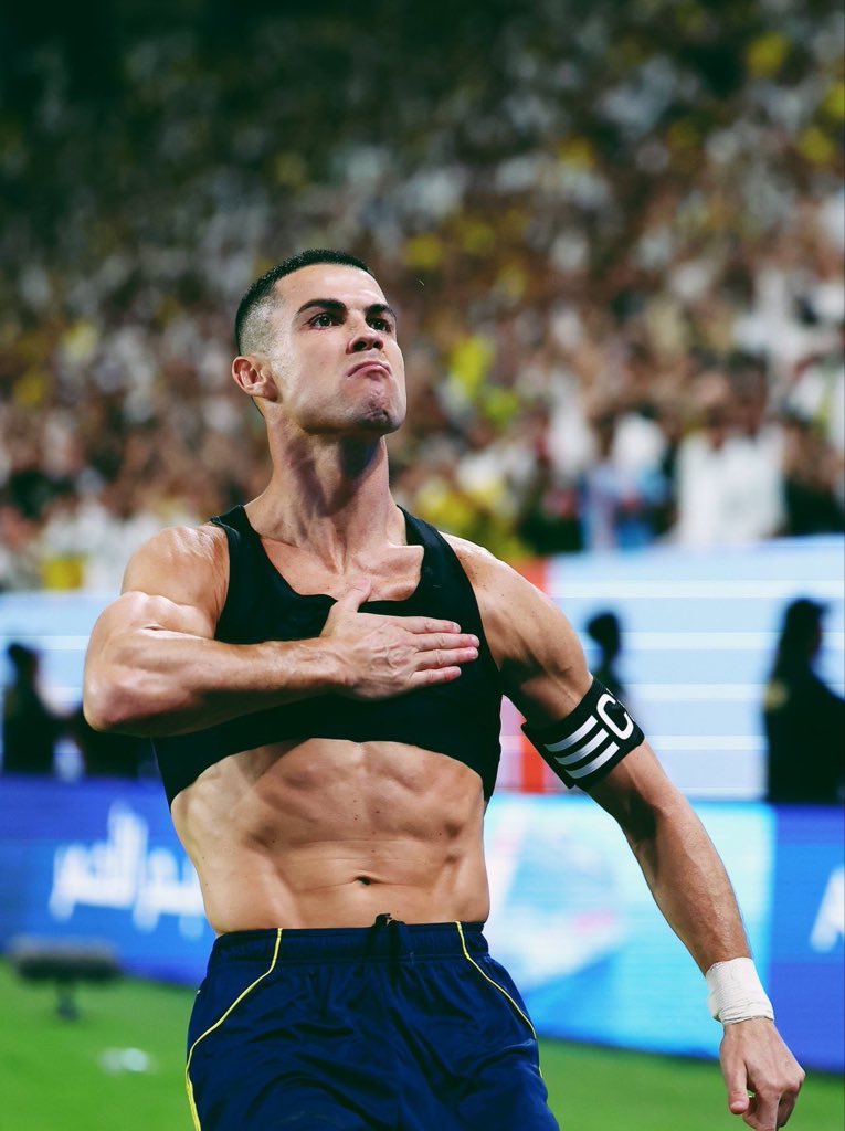 عاجل صحيفة لاماركا الاسبانية:
بلغ عدد مشاهدات مباراة النصر الليله حاجز
500 مليون مشاهد ويعد هذا الرقم كبير جدا جدا لم يسبق وان حطمه نادي في العالم ويعود السبب إلى تواجد الأسطورة كرستيانو رونالدو في نادي النصر السعودي وحضور اليوتيوبر الشهير سبيد كرة القدم أصبحت سلاح كبير في