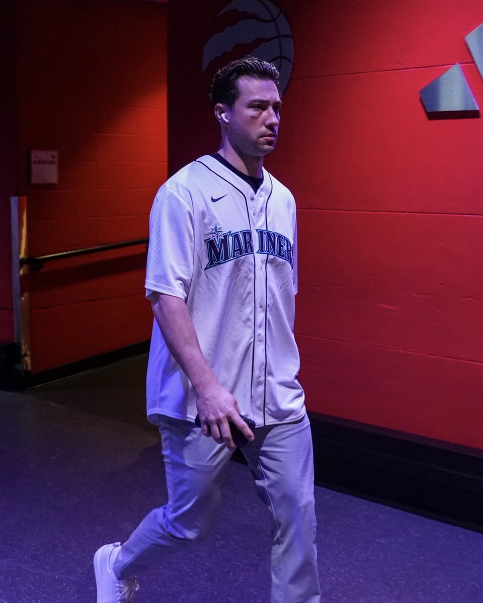 The Seattle Kraken come into Toronto wearing Mariners jerseys as the Blue Jays and Mariners battle in the ALCS 👀

(via: <a href="/SeattleKraken/">Seattle Kraken</a>)