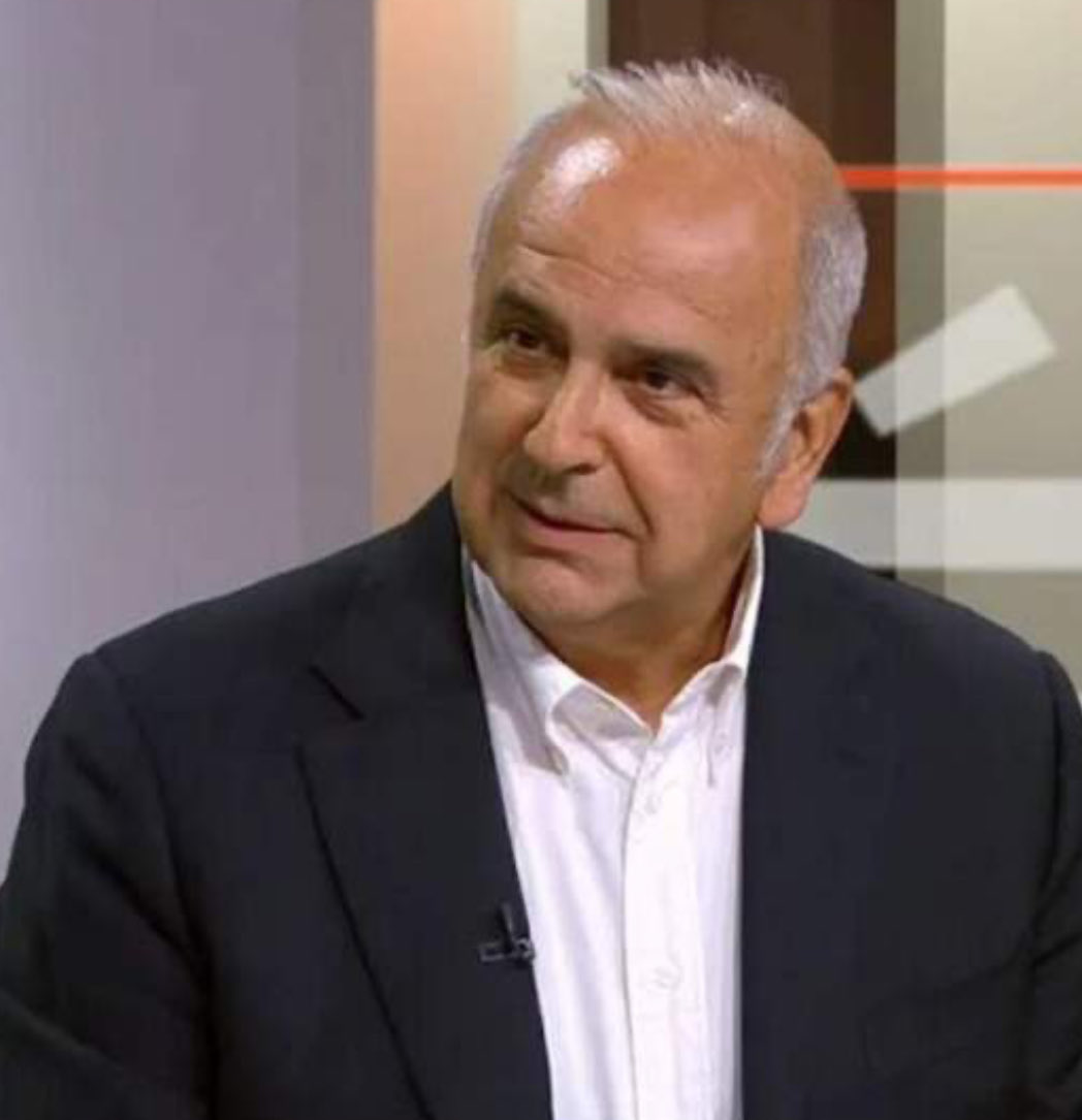 miquelcalcada's tweet photo. Vaig entrar a TVC quan l’Enric n’era el director, però no el vaig conèixer fins molt després. Des d’aleshores va ser un referent, professional i humà. Sempre amb aquella franquesa i claredat.
Descansa en pau, amic, i continua il·luminant-nos des d’allà dalt. https://t.co/qK4EOGEKgG