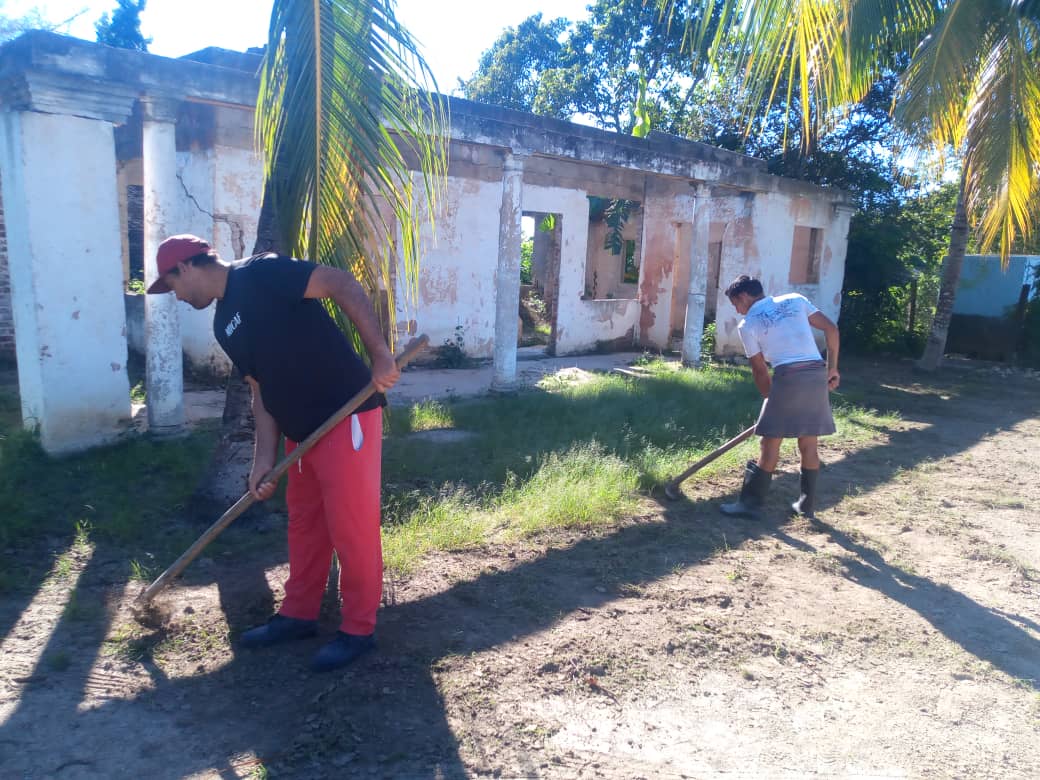 Yolexy8's tweet image. Desde la Circunscripción 38, Merino, en #Manatí, se trabaja en la recogida de desechos sólidos y saneamiento de la comunidad. #PoderPopular, #AsambleaManatí, #Cuba, #RevoluciónCubana, @LorenzoOsbel , @YelenysLasTunas .