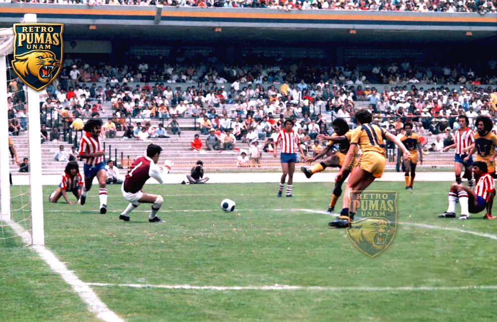 Evanivaldo Castro "Cabinho" anotando uno de los tres goles que le hizo a Chivas, durante un duelo en CU de la jornada 33 en la campaña 75-76 que terminó en goleada de 4-0 a favor de Pumas.