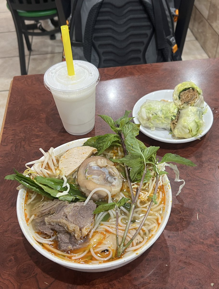 #白貂今天吃什么 Bún bò Huế，顺化牛肉粉。也是在密歇根吃过相对正宗的了（车程一小时= =||）。猪蹄有的，但是猪血卖光了比较可惜，给我多加了几片牛肉（但还是想吃猪血哇