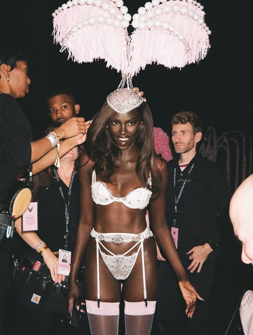 1999vogue's tweet image. Angels backstage at Victoria’s Secret