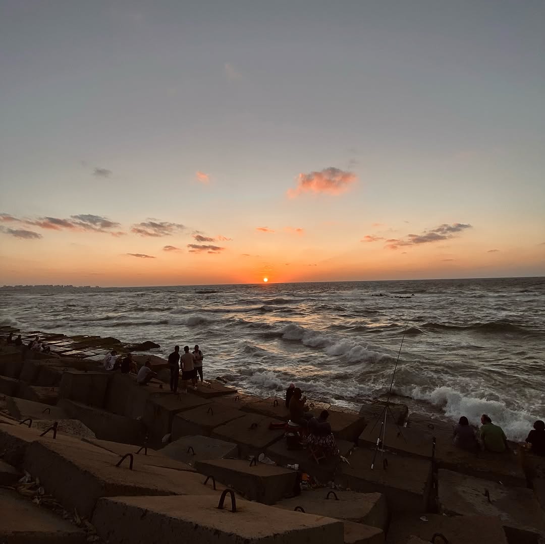 «بكرة بِيخْلص هالكابوسْ، بدل الشَّمْس بَتضَوِي شُموس.» 
Sun Trip in Alexandria.