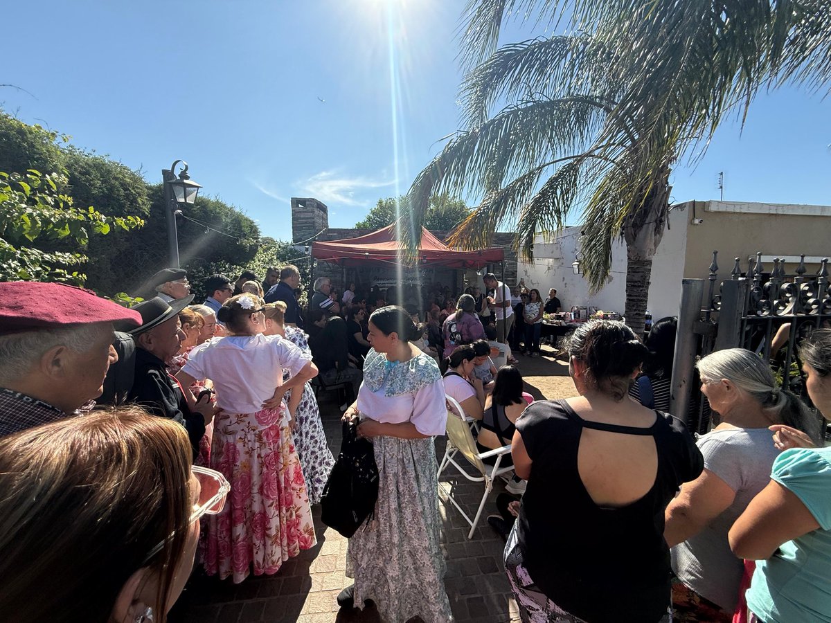 Festejando el día de la madre 🥰 en lo de Tere Monserrat, recibimos la visita de <a href="/miguelsiciliano/">Miguel Siciliano</a> y <a href="/tori_flores/">Victoria Flores</a> , en donde charlamos en vísperas al domingo que viene! ✌🏻