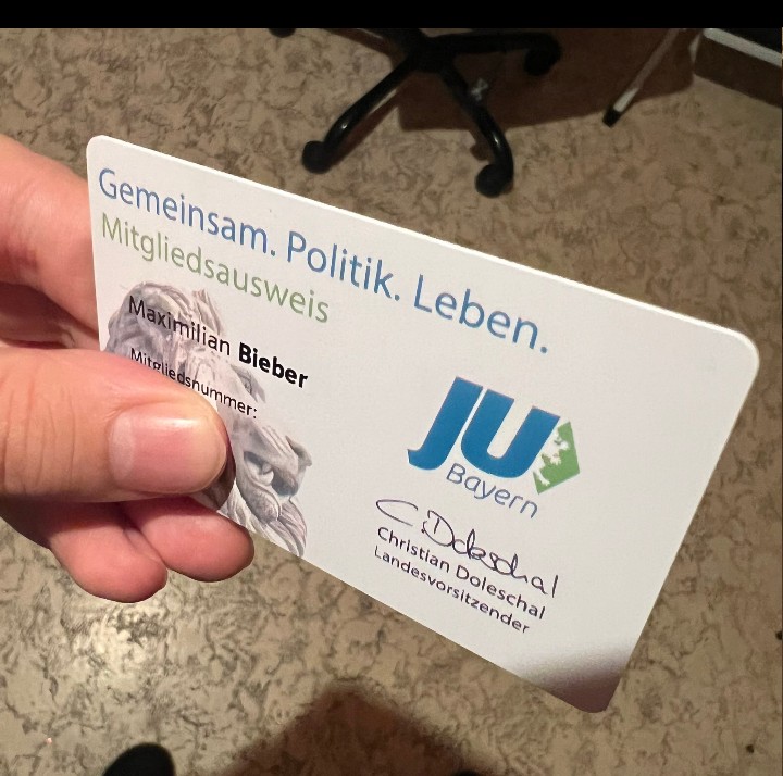 PanCogito7's tweet image. To mówicie, z AfD rozmawiać nie wolno, jak twierdzi @Bart_Wielinski ? To proszę, niejaki Maximilian Bieber, który chwali się, że jest członkiem młodzieżówki CDU/CSU (w sojuszu z PO), wrzuca taką oto mapę z dopiskiem &quot;idealny kształt Polski&quot;.