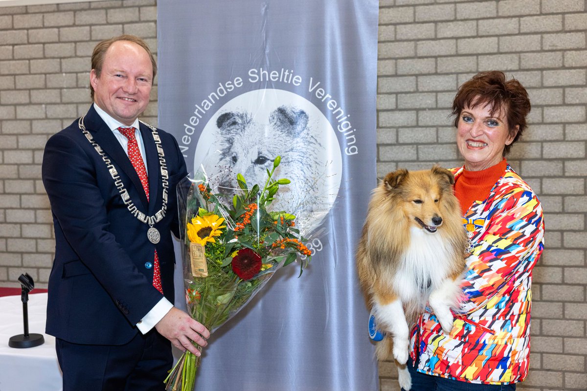 Vandaag mocht ik een Koninklijke onderscheiding uitreiken aan Marion ten Cate uit Almere. Zij is benoemd tot Ridder in de Orde van Oranje-Nassau. Haar liefde voor de Shetland Sheepdog groeide uit tot een groot levenswerk. Verdiende erkenning voor haar inzet voor mens én dier 🎉