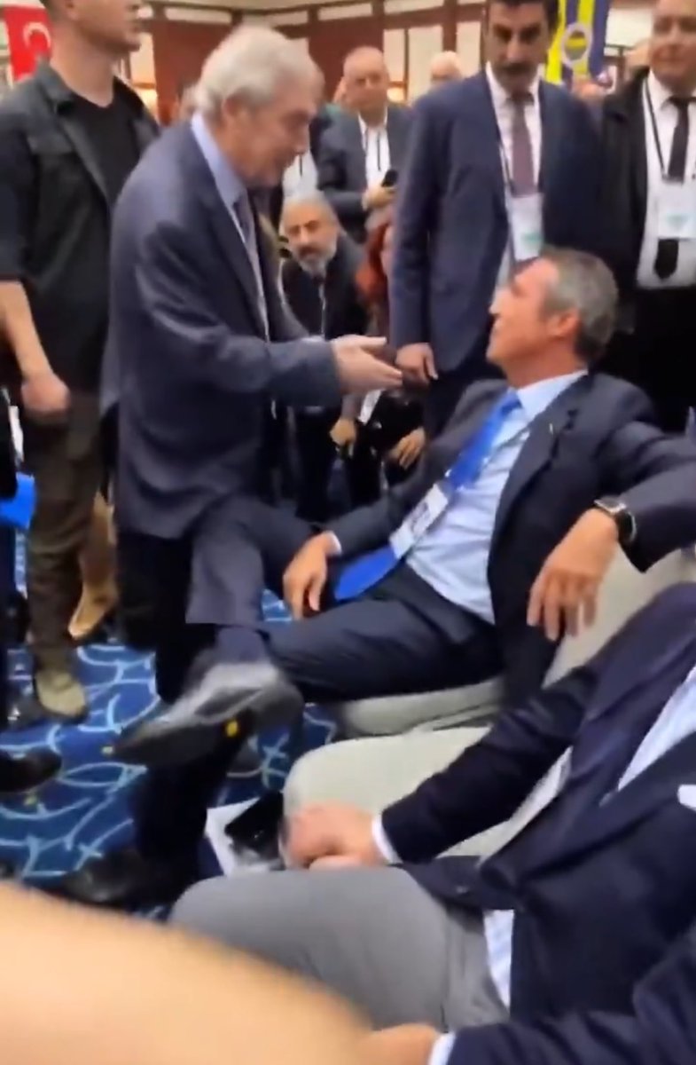 Anlaşılan Ali Koç, Aziz Yıldırım’a sadece sözle değil vücut diliyle de mesaj vermek istemiş.. 
evet de..
Bu duruş, bu kıraathane oturuşu, bu ‘marabaya emir yağdıran ağa’ pozları Ali Koç’a yakışmış mı?…