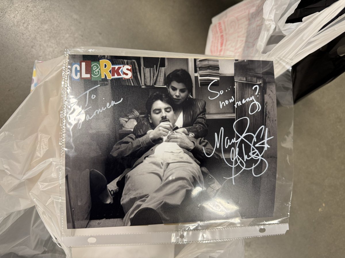 Went to my first comic con in Fayetteville - Fayetteville Fan Fest!! I even got to meet one of my favorite people - @marilynghigliotti!!! She was super nice &amp; it was awesome talking w/her &amp; she signed this cool pic for me!! Thanks!! A pleasure meeting you!!
 #Clerks #ViewAskew