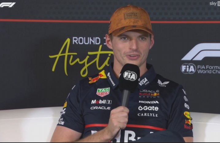 ماكس:

"علينا العمل، هنالك امور يمكنك تحسينها للغد."

"تحديدًا اذا المكلارين لم تغادر من المنعطف الاول غدًا."