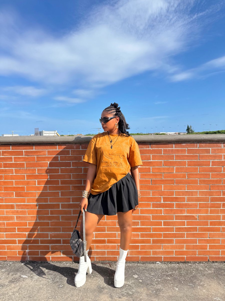 realsophy's tweet photo. Dress code is Y2K &amp; 90s superstars for the premiere of #fallingnotes https://t.co/0KPA7TJ8Fm
