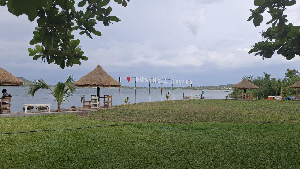 0xMu5al3's tweet image. When I get money to buy an island I'm definitely going to make a bid for Rusinga island. I loved touring this island.