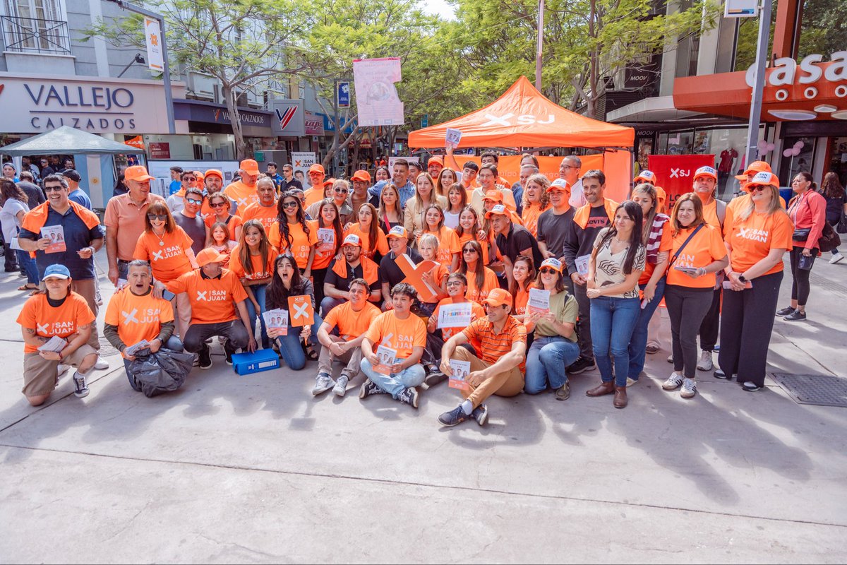 Hermosa caminata en la peatonal junto a Federico Rizo y la intendente <a href="/SusanaLaciar/">Susana Laciar</a>.
Recibimos el cariño de los vecinos y seguimos explicando cómo se vota este 26 de octubre. La fuerza del equipo de Orrego se siente en cada rincón. <a href="/XSanJuanOk/">Frente Por San Juan</a> La marea naranja no para de crecer.
