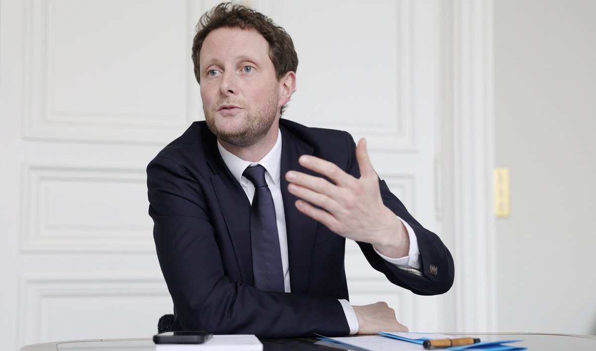 ldupin's tweet image. 🚨 BREAKING - municipales à Paris, Clément Beaune, dans un geste totalement fou et incontrôlé, lance sa main gauche en l’air… (à très vite pour de nouvelles révélations) #mediabug #politburo