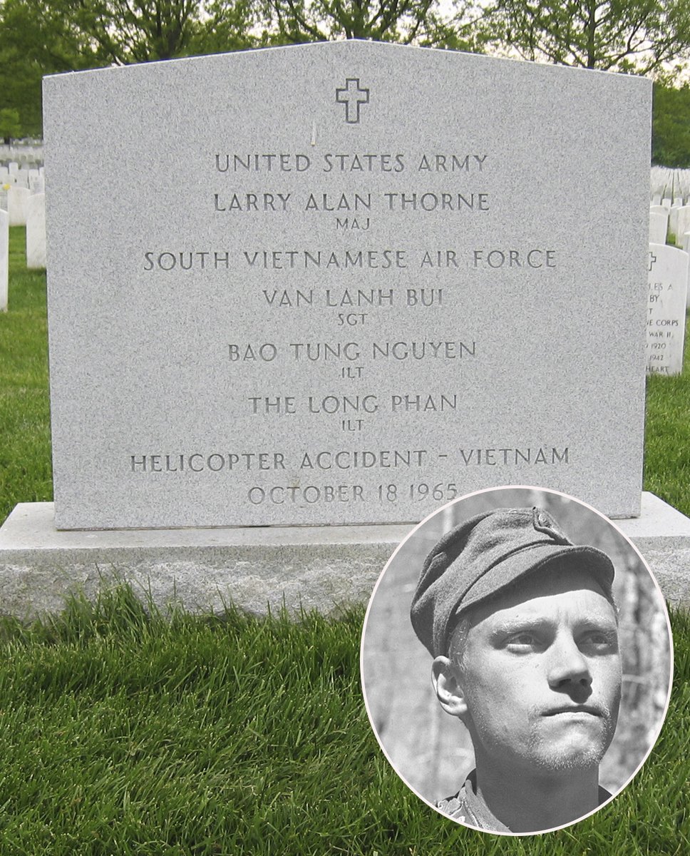 MRitarit's tweet image. Mannerheim-ristin ritari Lauri Törni katosi Vietnamissa Kham Ducin alueella 18.10.1965 eli 60 vuotta sitten, kun hänen helikopterinsa putosi. Törni oli kuollessaan Yhdysvaltojen asevoimien palveluksessa ja toisella komennuksella Vietnamin sodassa.