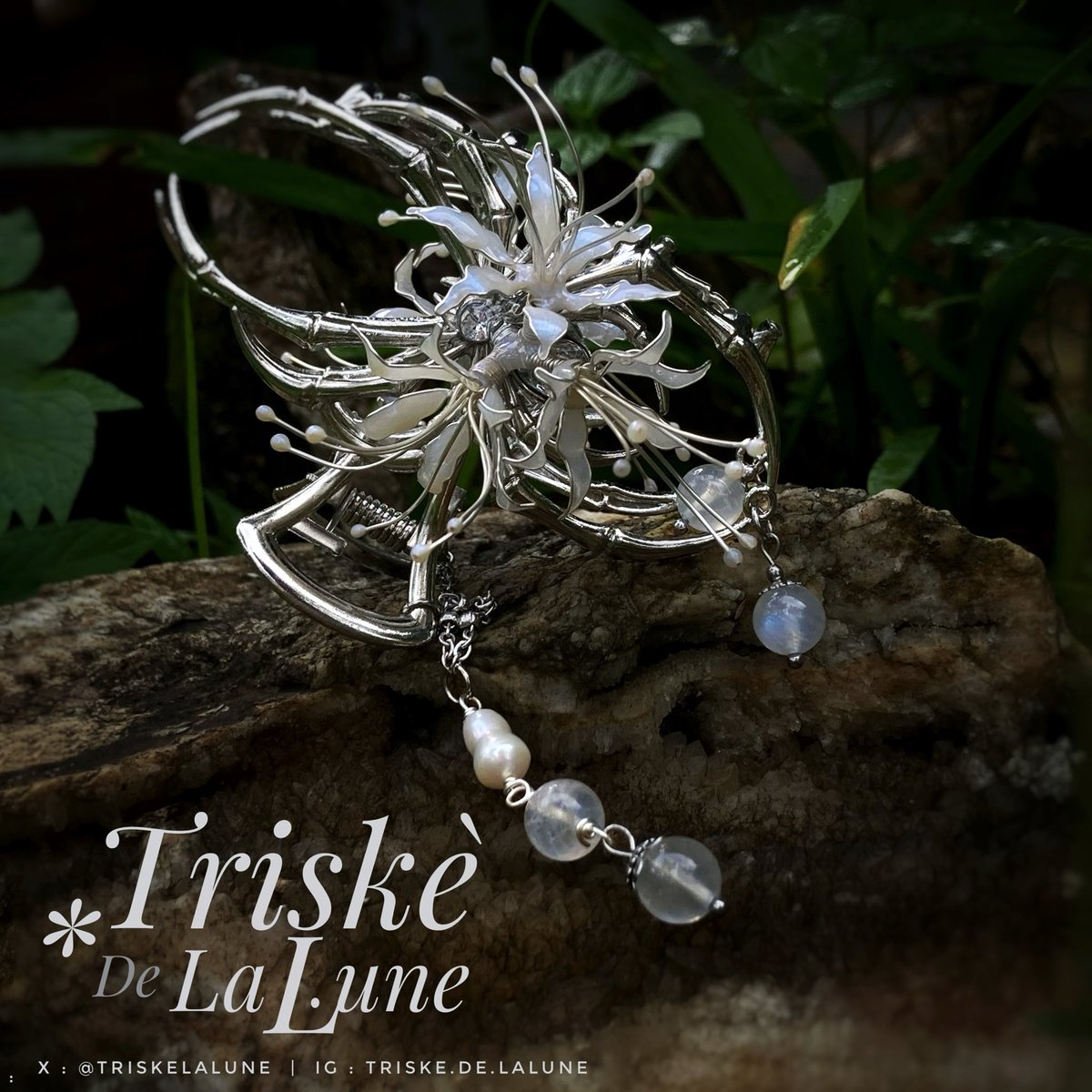 น้องแมงมุมดอกฮิกังบานะขาง ประดับหินสีขาว Moonstone และ ไข่มุก  ชิ้นนี้ตั้งใจให้ดูมีอิมเมจคล้ายกระดูก ดูคลีนๆ เลยเลือกไม่ใส่หยดเลืดนะคะ