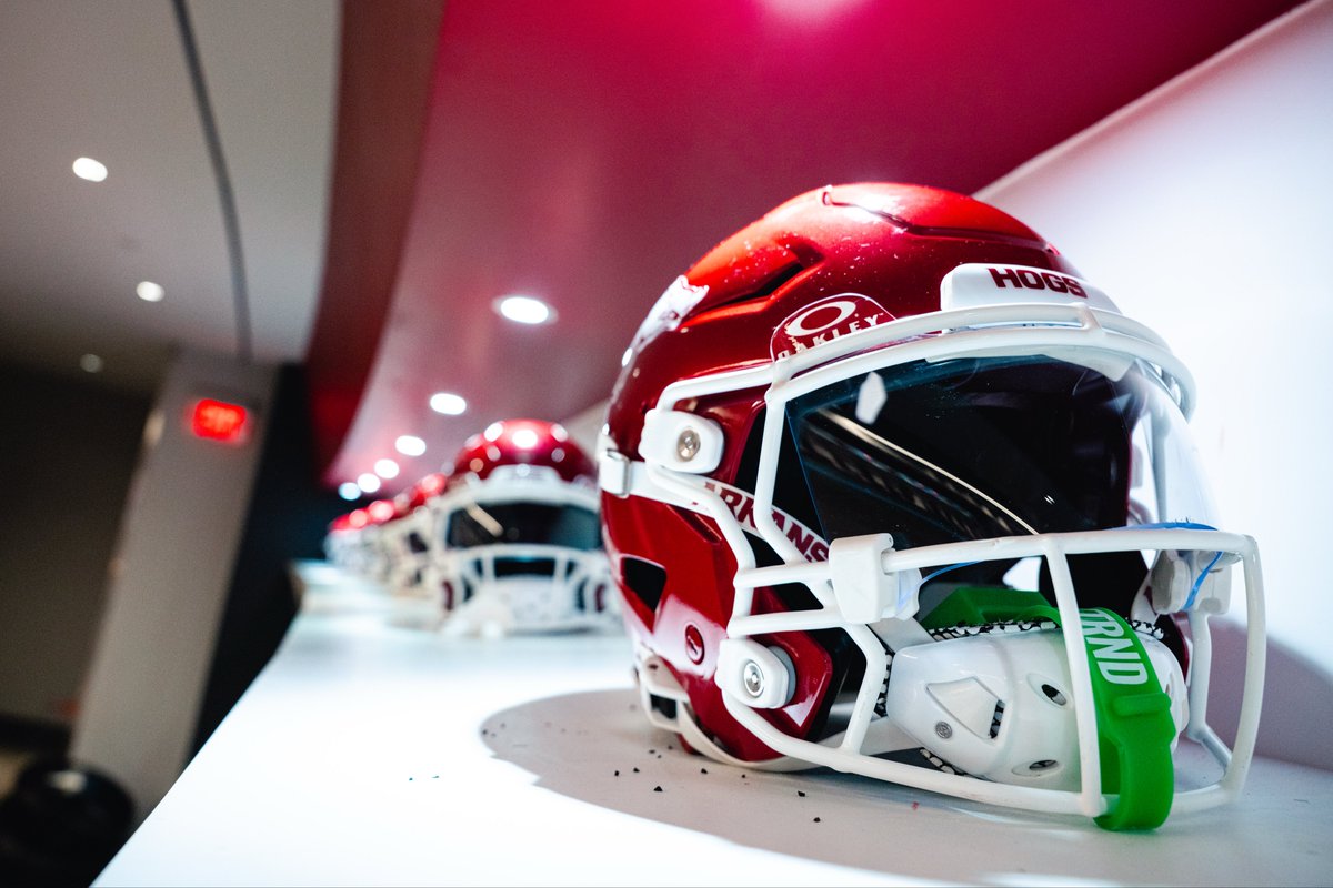 RazorbackFB's tweet image. Red britches 🔴🔴🔴