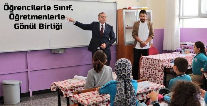 Vali Ziya Polat’tan Eğitime Yakın Takip: Öğrencilerle Sınıf, Öğretmenlerle Gönül Birliği
 karsguncel.com/haber/vali-ziy…