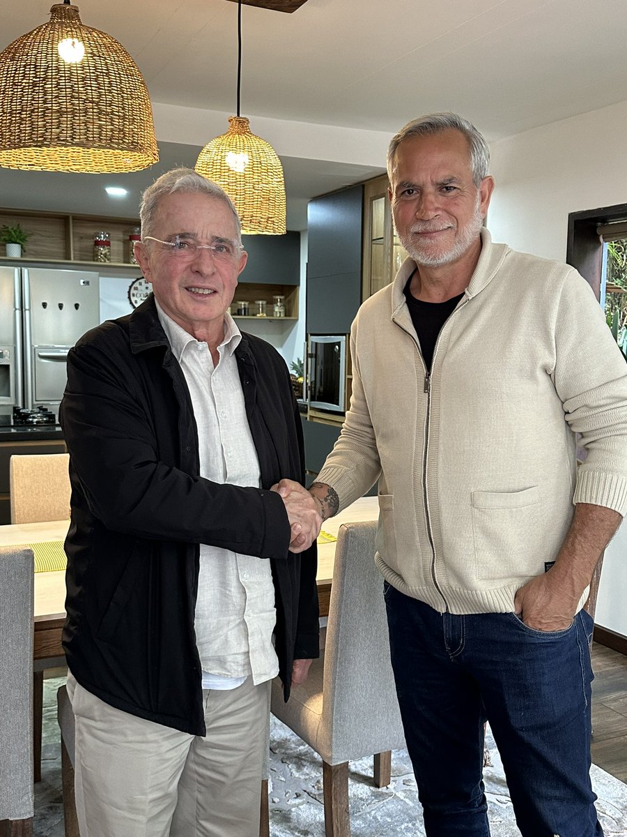 Muy honrado al visitar en su casa a <a href="/ArgiroCasta888/">Argiro Castaño</a> , un colombiano de trabajo y de lucidez, paisano genuino, creador de la condecoración “Uribestias”.