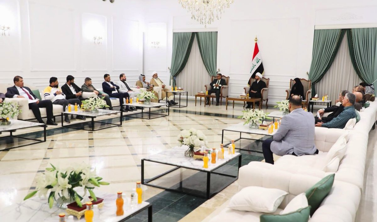 الشيخ الأمين يستقبل رئيس مؤسسة فيض الخير لحقوق الإنسان

استقبل الأمين العام لحركة عصائب أهل الحق، سماحة الشيخ قيس الخزعلي، في مكتبه ببغداد، رئيس مؤسسة فيض الخير لحقوق الإنسان الأستاذ علي الخفاجي والوفد المرافق له، الذي ضم عدداً من مسؤولي المؤسسة في بغداد والمحافظات، بمعية