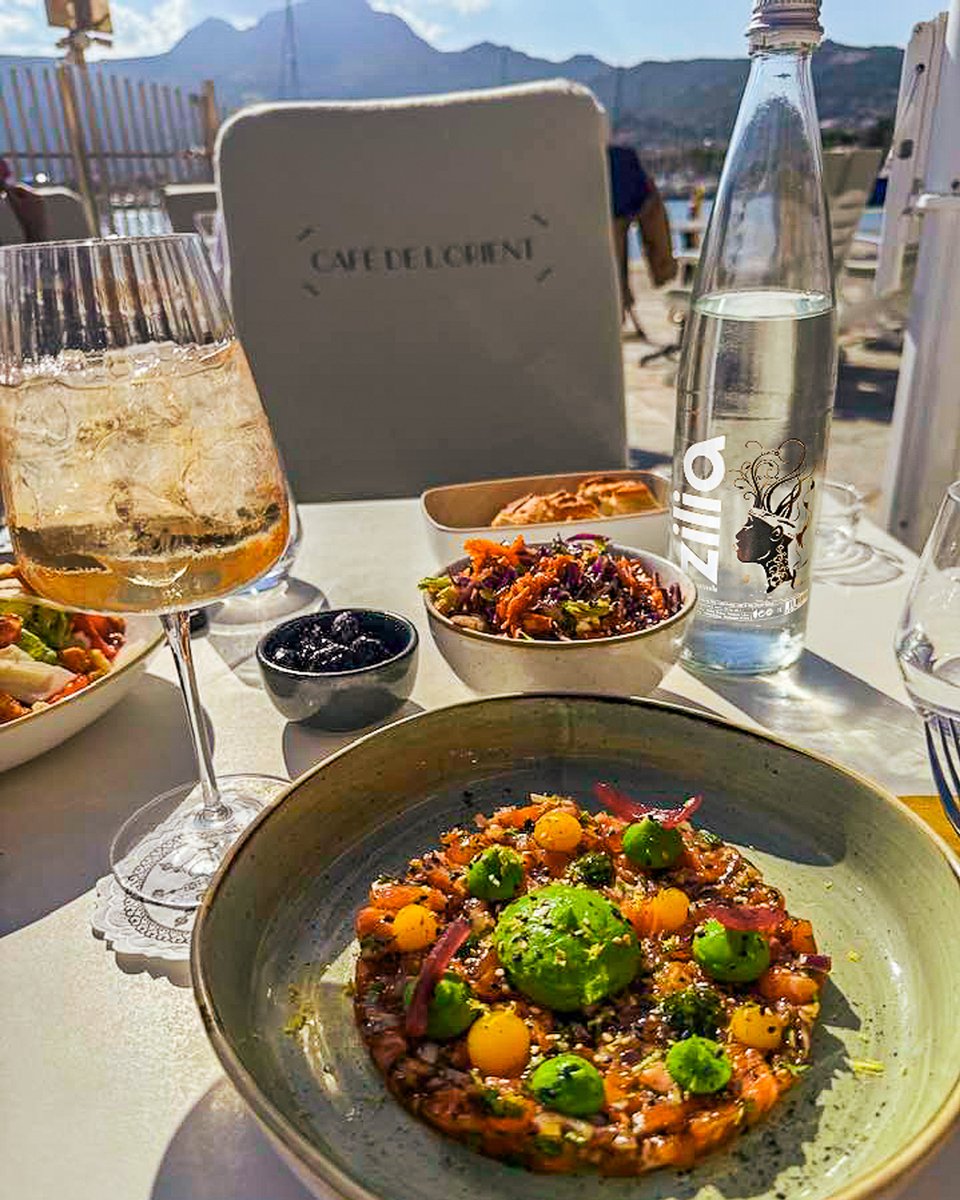 😍 𝑩𝒐𝒏 𝒂𝒑𝒑𝒊𝒕𝒕𝒊𝒕𝒖 au restaurant le 𝐂𝐚𝐟𝐞́ 𝐝𝐞 𝐥’𝐎𝐫𝐢𝐞𝐧𝐭 à #Calvi👌 #acqua #naturel #eauminerale #zilia #restaurant