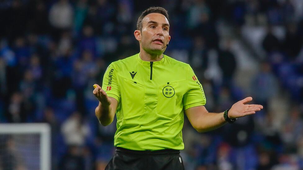 ArchivoVAR's tweet photo. 🔴 Desastroso arbitraje de Arcediano Monescillo en el Real Zaragoza - Cultural Leonesa.

✍️🏻 𝟮,𝟬

▪️ Volvió a no estar al nivel, cometiendo muchos errores de apreciación durante el choque.

💥 Se tragó un penalti con expulsión incluida por la que tuvo que ser avisado. https://t.co/27kj0NSboY
