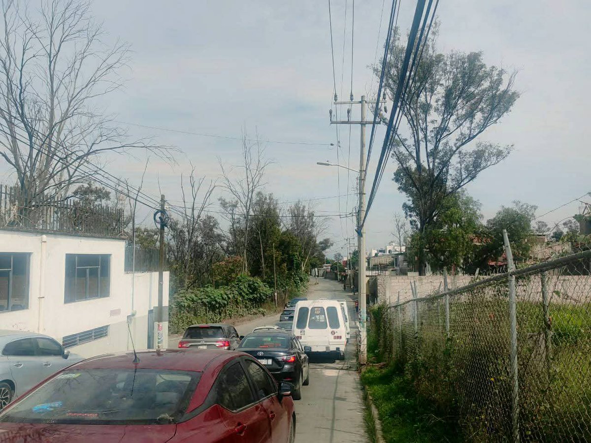 PuntoMedioEdo's tweet photo. 🚫⚠️🤳🏻 Sin acceso a #Tepojaco y colonias vecinas de Cuautitlán #Izcalli.
#NO hay paso hacia Tepojaco por la avenida Jilgueros y, debido a la #falta de vías alternas, el tráfico se ha #colapsado.
🤳🏻 Más información ⬇️
https://t.co/pU8YUH6KIG https://t.co/iDlPhtHfp3