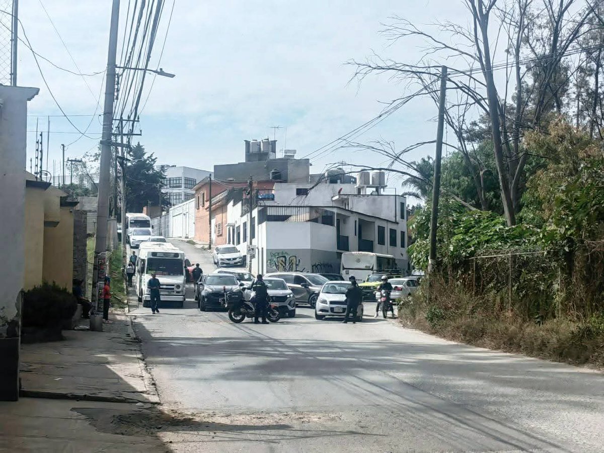 PuntoMedioEdo's tweet photo. 🚫⚠️🤳🏻 Sin acceso a #Tepojaco y colonias vecinas de Cuautitlán #Izcalli.
#NO hay paso hacia Tepojaco por la avenida Jilgueros y, debido a la #falta de vías alternas, el tráfico se ha #colapsado.
🤳🏻 Más información ⬇️
https://t.co/pU8YUH6KIG https://t.co/iDlPhtHfp3