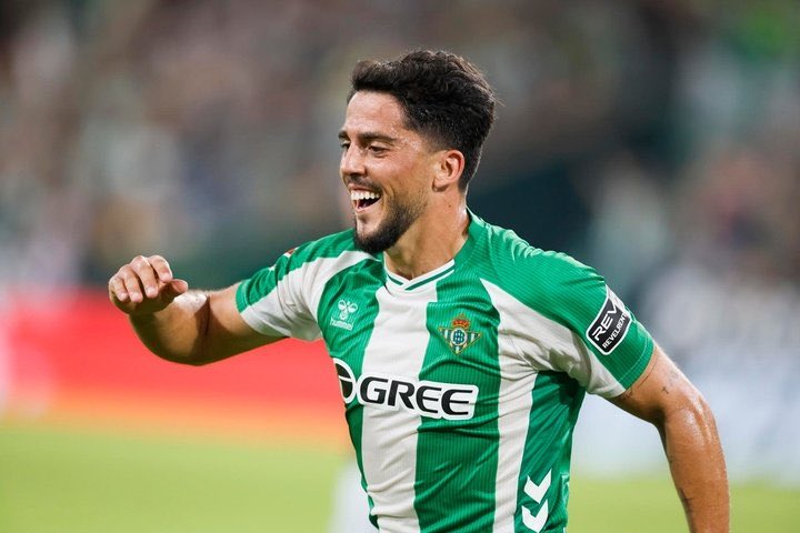 2 goles + 4 asistencias en 9 jornadas de Liga (+ participación clave en algún otro gol que no cuenta en sus estadísticas). El mejor futbolista del <a href="/RealBetis/">Real Betis Balompié 🌴💚</a> en lo que va de temporada.

PD: vaya dos golazos de Antony. Primer doblete del brasileño en el Betis.

Seguimos <a href="/RealBetis/">Real Betis Balompié 🌴💚</a>