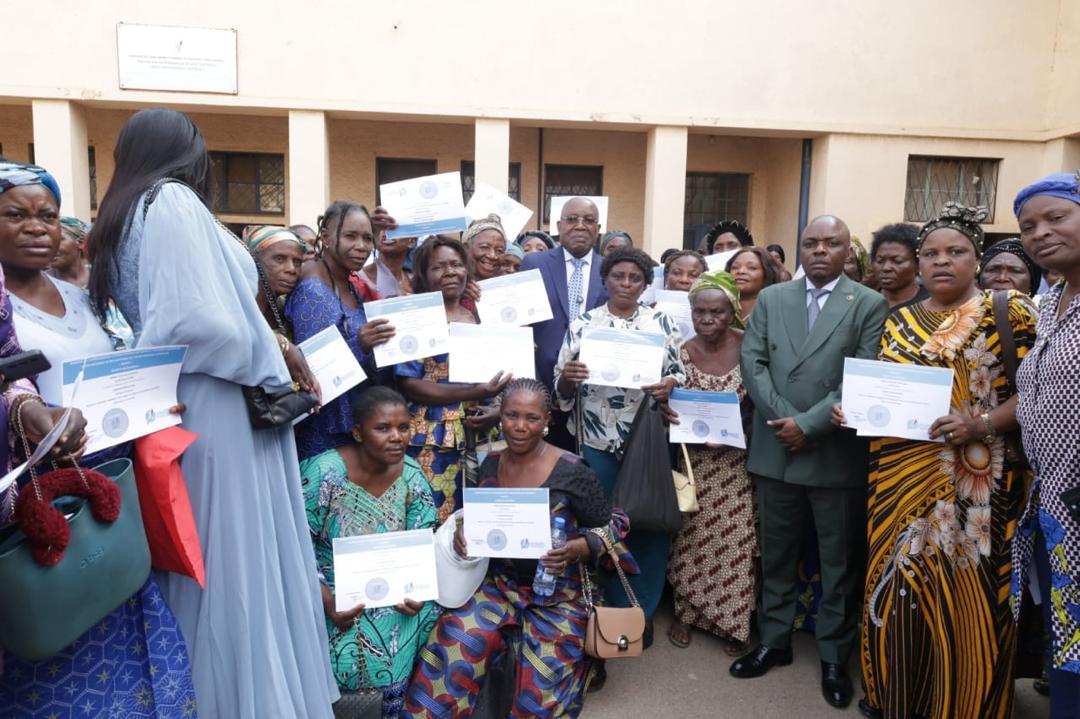 AUTONOMISATION DES FEMMES | LUBUMBASHI
Plus de 300 femmes formées à l’Initiative Personnelle (FIP) par l’ANADEC 
Le DG Pr. Godefroy KIZABA salue la vision du Président TSHISEKEDI et l’engagement de la PM Judith SUMINWA pour l’entrepreneuriat féminin.  #FIP #EntrepreneuriatFéminin