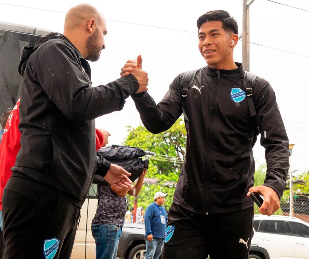 LaRazon_Bolivia's tweet image. La plantilla de @Bolivar_Oficial está en el estadio de Real Santa Cruz donde este sábado (15.00) jugará ante @BloomingOficial por la Liga &apos;Todos contra Todos&apos;
 📸 #Bolívar
#Liga #TodosContraTodos 
@MarcasLaRazon