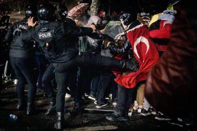 Türk bayrağı yok diye polis damlamamış.
