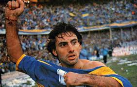 18 de octubre de 1987: Debuta con la camiseta de Boca Juniors Diego Fernando Latorre. Es en la derrota ante Platense por 3 a 1. El DT era el "Toto" Juan Carlos Lorenzo y el partido se jugó en cancha de Vélez. cc <a href="/CuyoNoticias/">CuyoNoticias</a>