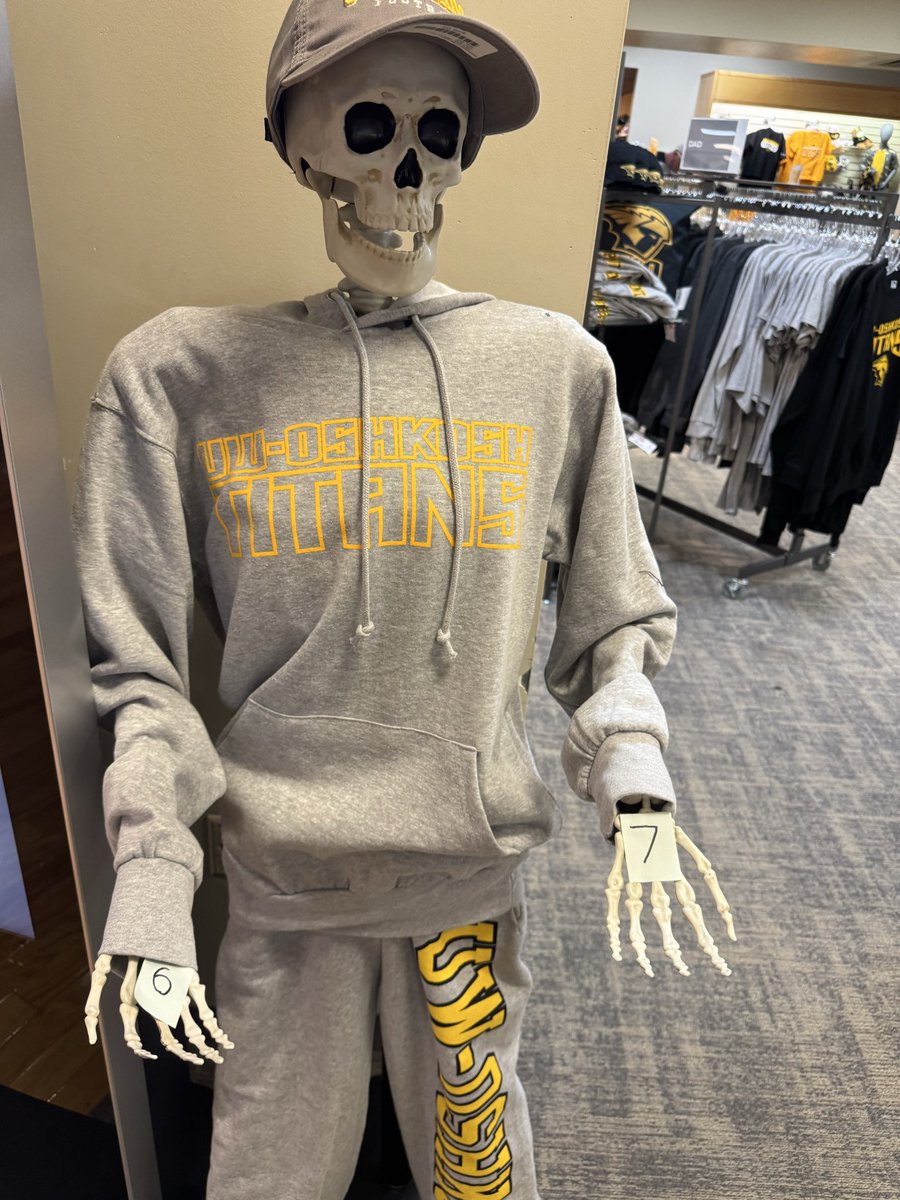 Kelly is Back-to-School 🍏 tweet media